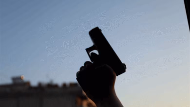 خلال احتفاله بالنجاح في الامتحانات الرسمية.