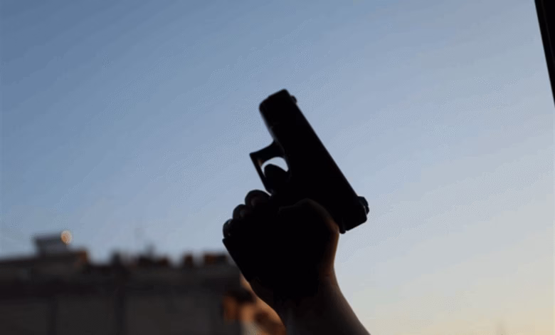 خلال احتفاله بالنجاح في الامتحانات الرسمية.